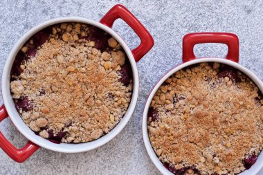 Berry mutfak masasında fındık ve dondurma ile ufalamak.