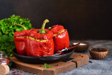 Et, bulgur ve sebze ile doldurulmuş kırmızı biber 