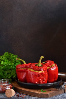 Et, bulgur ve sebze ile doldurulmuş kırmızı biber 