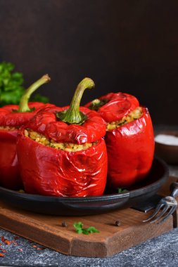 Kırmızı biber bir döküm-ir et, bulgur ve sebze ile doldurulmuş