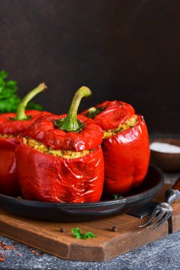 Kırmızı biber bir döküm-ir et, bulgur ve sebze ile doldurulmuş