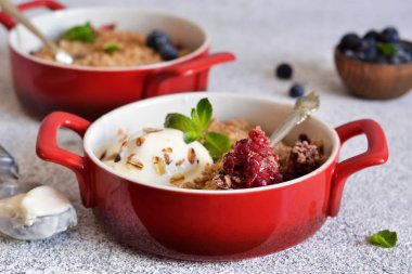 Berry mutfak masasında fındık ve dondurma ile ufalamak.