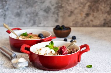 Berry mutfak masasında fındık ve dondurma ile ufalamak.