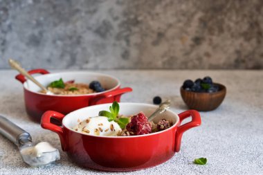 Berry mutfak masasında fındık ve dondurma ile ufalamak.