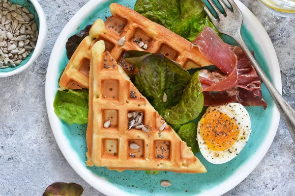 Hora do pequeno almoço. Waffle com presunto, salada e ovo — Fotografia de Stock