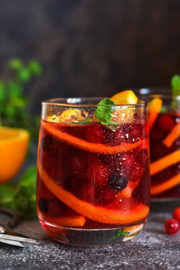 Portakal ve nane ile soğuk kızılcık suyu. Yaz içkisi.