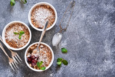 Kiraz beton bir arka plan üzerinde fındık ve nane ile ufalamak.