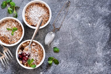 Kiraz beton bir arka plan üzerinde fındık ve nane ile ufalamak.