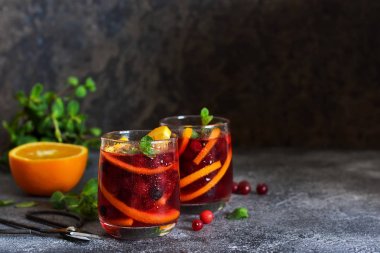 Portakal ve nane ile soğuk kızılcık suyu. Yaz içkisi.