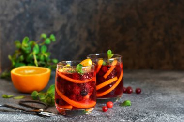 Portakal ve nane ile soğuk kızılcık suyu. Yaz içkisi.
