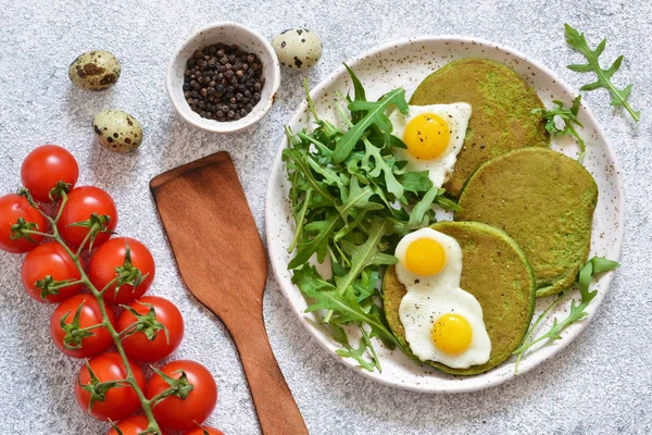 Café da manhã: panquecas com espinafre, salada e ovo no k — Fotografia de Stock