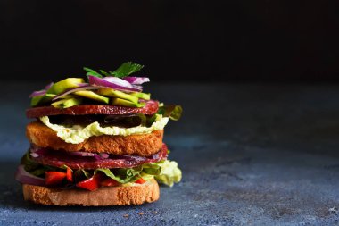 Mutfakta salam, salata ve sebzeli çıtır sandviç