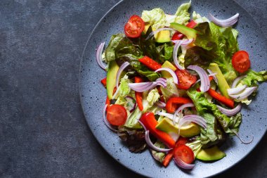 Vegan salata lahana, ıspanak, domates, biber, avokado