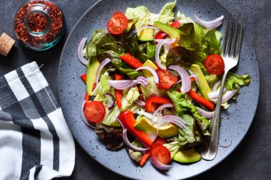 Vegan salata lahana, ıspanak, domates, biber, avokado