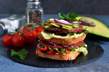 Mutfakta salam, salata ve sebzeli çıtır sandviç