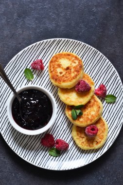 Kahvaltı zamanı. Kahvaltı için ahududu sosu ile peynir kekler 