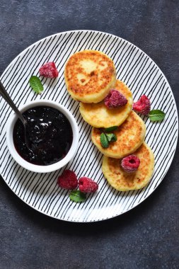 Kahvaltı zamanı. Kahvaltı için ahududu sosu ile peynir kekler 