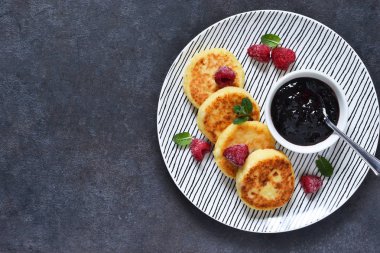 Kahvaltı zamanı. Kahvaltı için ahududu sosu ile peynir kekler 