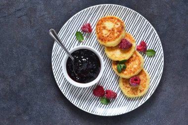 Kahvaltı zamanı. Kahvaltı için ahududu sosu ile peynir kekler 