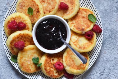 Kahvaltı zamanı. Kahvaltı için ahududu sosu ile peynir kekler 