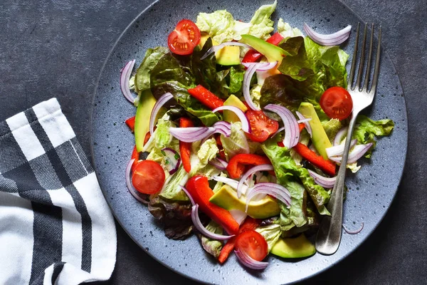 Veganer Salat Kohl, Spinat, Tomaten, Paprika, Avocado — Stockfoto