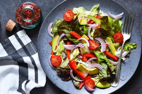 Veganer Salat mit Kohl, Spinat, Tomaten, Paprika, Avocados — Stockfoto