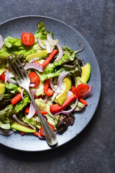 Cavolo insalata vegan, spinaci, pomodori, peperoni, avocado, cipolla — Foto Stock