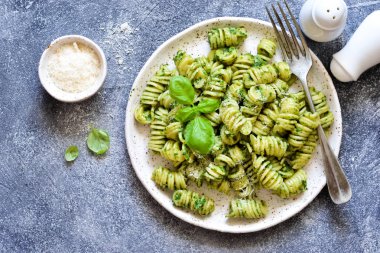 Beton arka plan üzerinde pesto ve parmesan ile Makarna. 