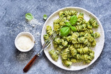 Beton arka plan üzerinde pesto ve parmesan ile Makarna. 