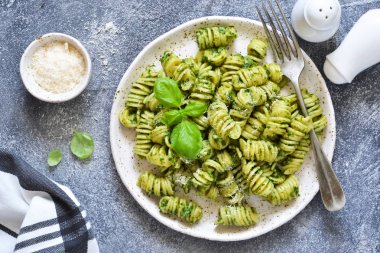Beton arka plan üzerinde pesto ve parmesan ile Makarna. 