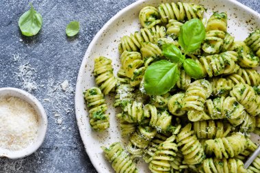 Beton arka plan üzerinde pesto ve parmesan ile Makarna. 