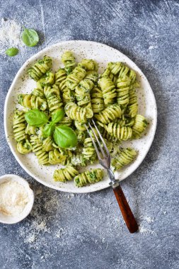 Beton arka plan üzerinde pesto ve parmesan ile Makarna. 