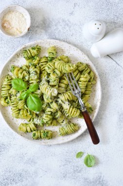 Beton arka plan üzerinde pesto ve parmesan ile Makarna. 