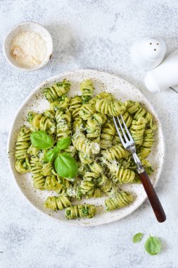 Beton arka plan üzerinde pesto ve parmesan ile Makarna. 