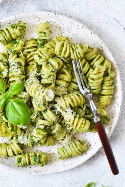 Ispanak, fesleğen ve parmesan ile vegan makarna. Öğle yemeği 