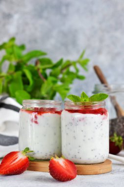 Kahvaltıda chia tohumlu yoğurt ve çilek.. 