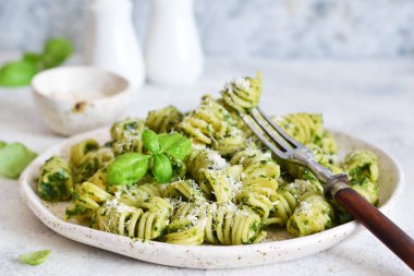 Ispanak, fesleğen ve parmesan ile vegan makarna. Öğle yemeği 