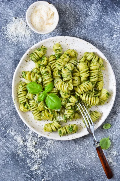 Pasta with pesto and parmesan on a concrete background. — Stock Photo, Image