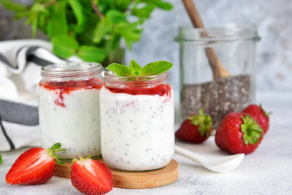Йогурт с семенами чиа и клубникой на завтрак . — стоковое фото