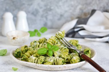 Ispanak, fesleğen ve parmesan ile vegan makarna. Öğle yemeği 