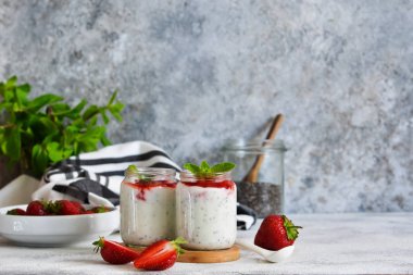 Kahvaltıda chia tohumlu yoğurt ve çilek.