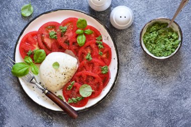 Klasik İtalyan meze caprese. Yukarıdan görüntüle.