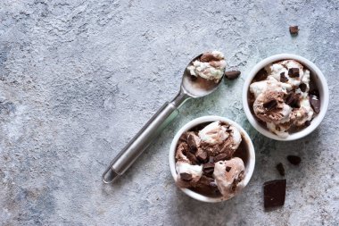 Çikolata, çikolata cips ve fındık ile vanilyalı dondurma. 