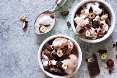 Çikolata, çikolata cips ve fındık ile vanilyalı dondurma. 