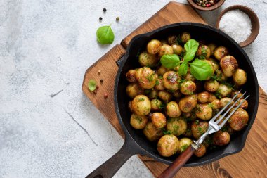 Kızarmış, tavada fesleğenli genç patatesler. Yukarıdan görüntüle.