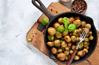 Kızarmış, tavada fesleğenli genç patatesler. Yukarıdan görüntüle.