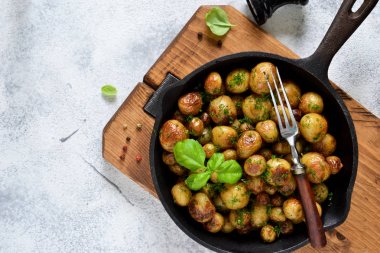 Kızarmış, tavada fesleğenli genç patatesler. Yukarıdan görüntüle.