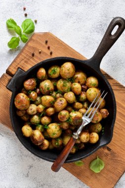 Kızarmış, tavada baharatlar olan genç patates. Yukarıdan görüntüle.