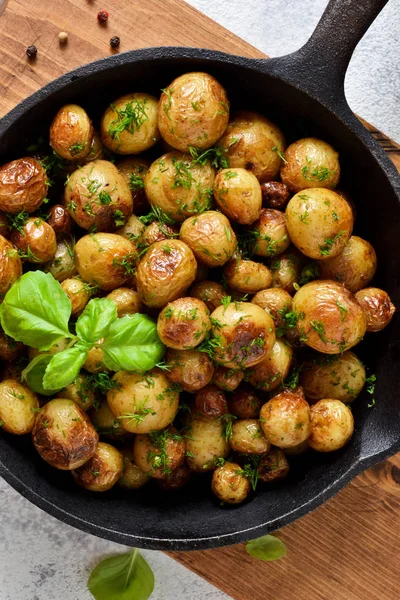 Жареная картошка с базиликом в кастрюле. Вид сверху . — стоковое фото