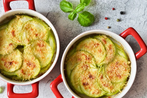 Zucchini-Auflauf mit Käse und Bechamelsauce. — Stockfoto